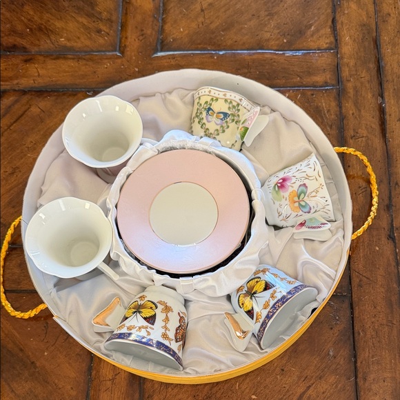 Tea Set - Picture 3 of 11